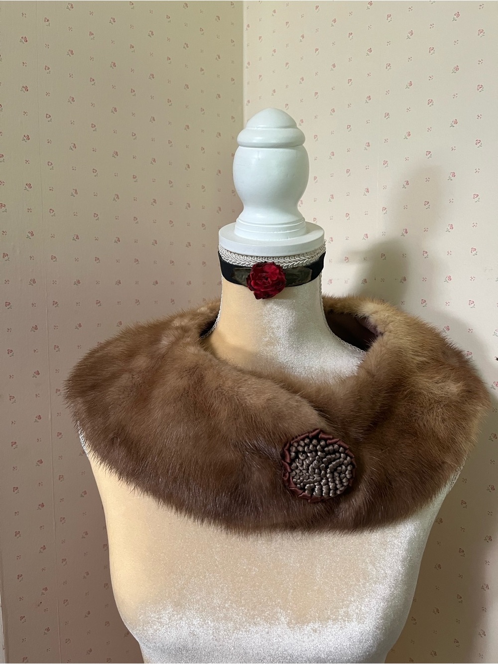 Classic Brown Faux Fur Collar with Decorative Brooch